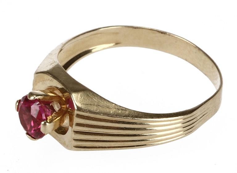 RING, 18k guld med röd sten.
