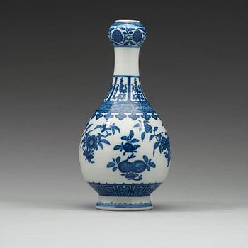 A blue and white 'garlic-head' vase, Qing dynasty, with Qianlongs mark.