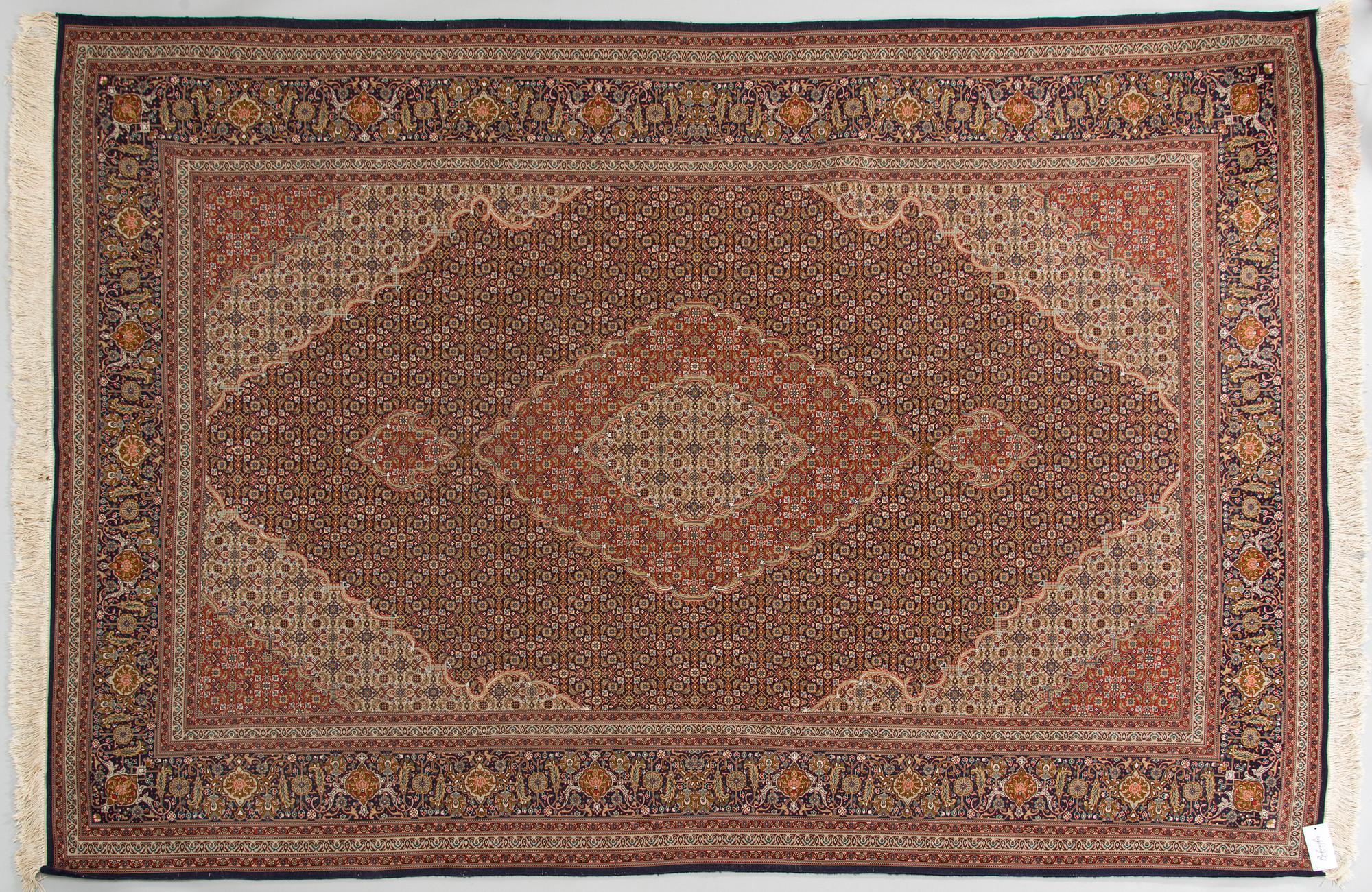 Matta, Täbris part silk, s.k. Mahi, ca 297 x 200 cm.
