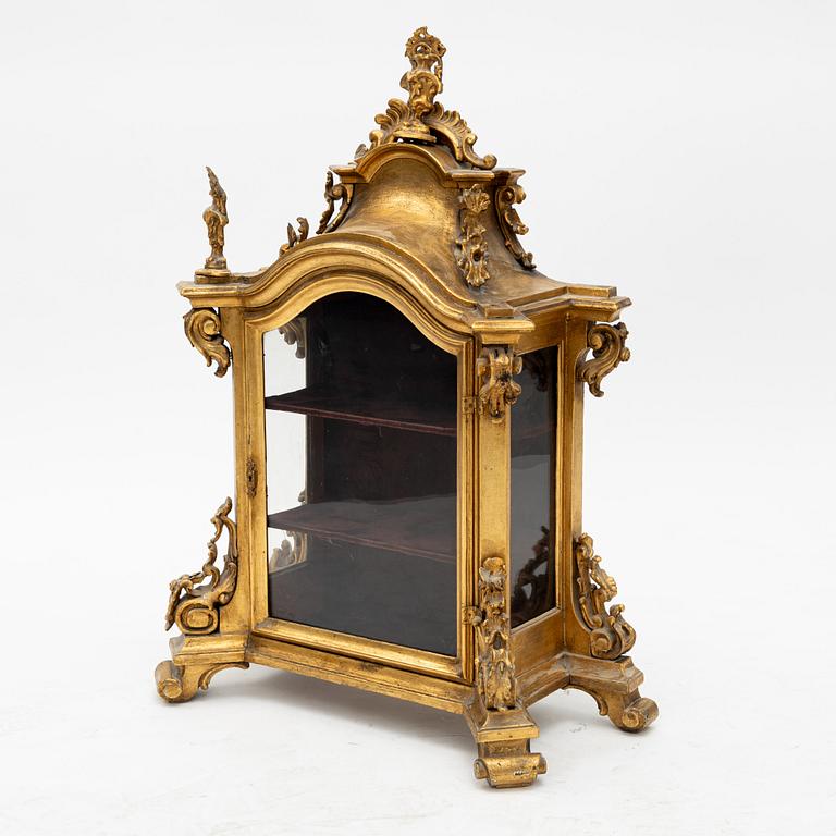 Helgonbildskåp/bordsvitrin, syneuropa, 1700-tal.