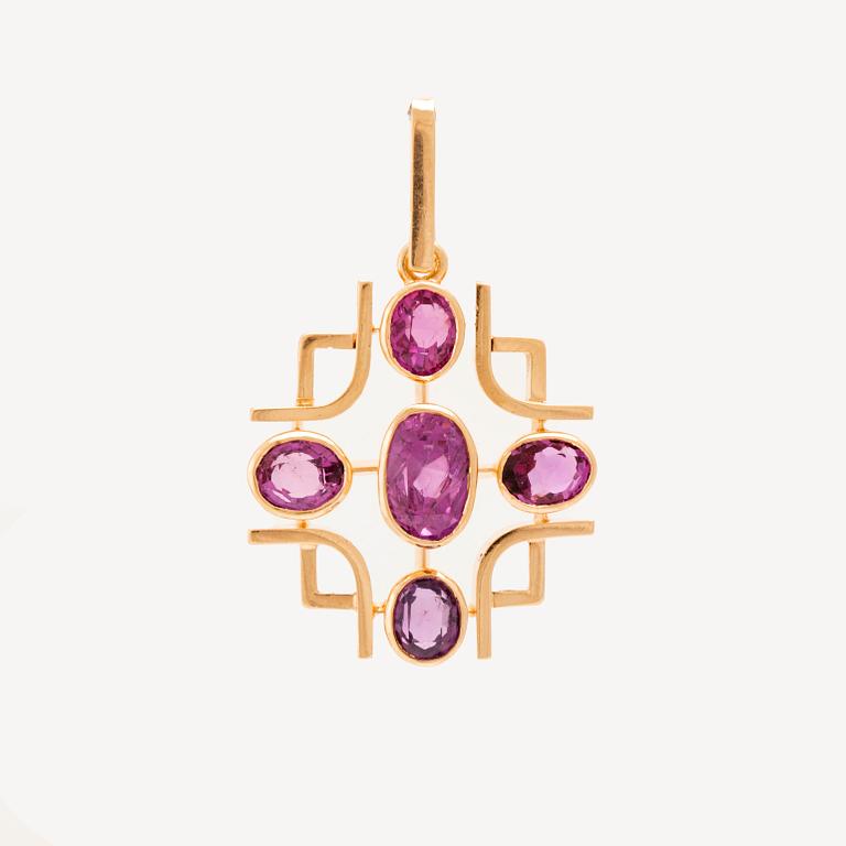 Pendant in 18K gold with oval faceted, likely synthetic, pink sapphires, Stockholm 1961.