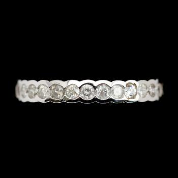 RING, 10 k vitguld, diamanter tot ca 1.0 ct.