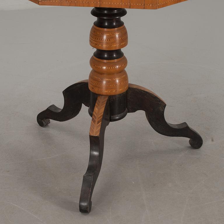 BORD, oktagonal form, Italien, 1800-talets slut.