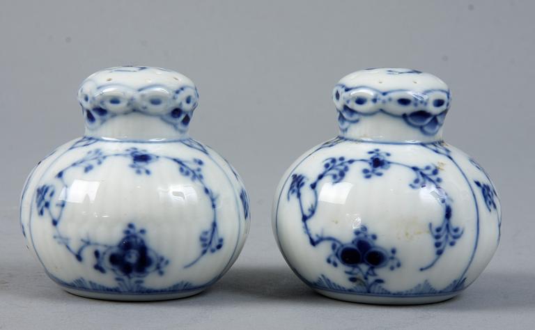 SERVISDELAR, 106 delar, porslin, "Musselmalet", Kongl. Dansk.