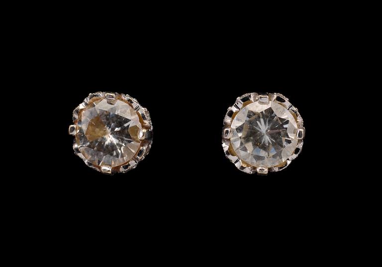 KORVAKORUT, briljanttihiottuja timantteja n. 1.25 ct. 18K valkokultaa. Paino 3,2 g.