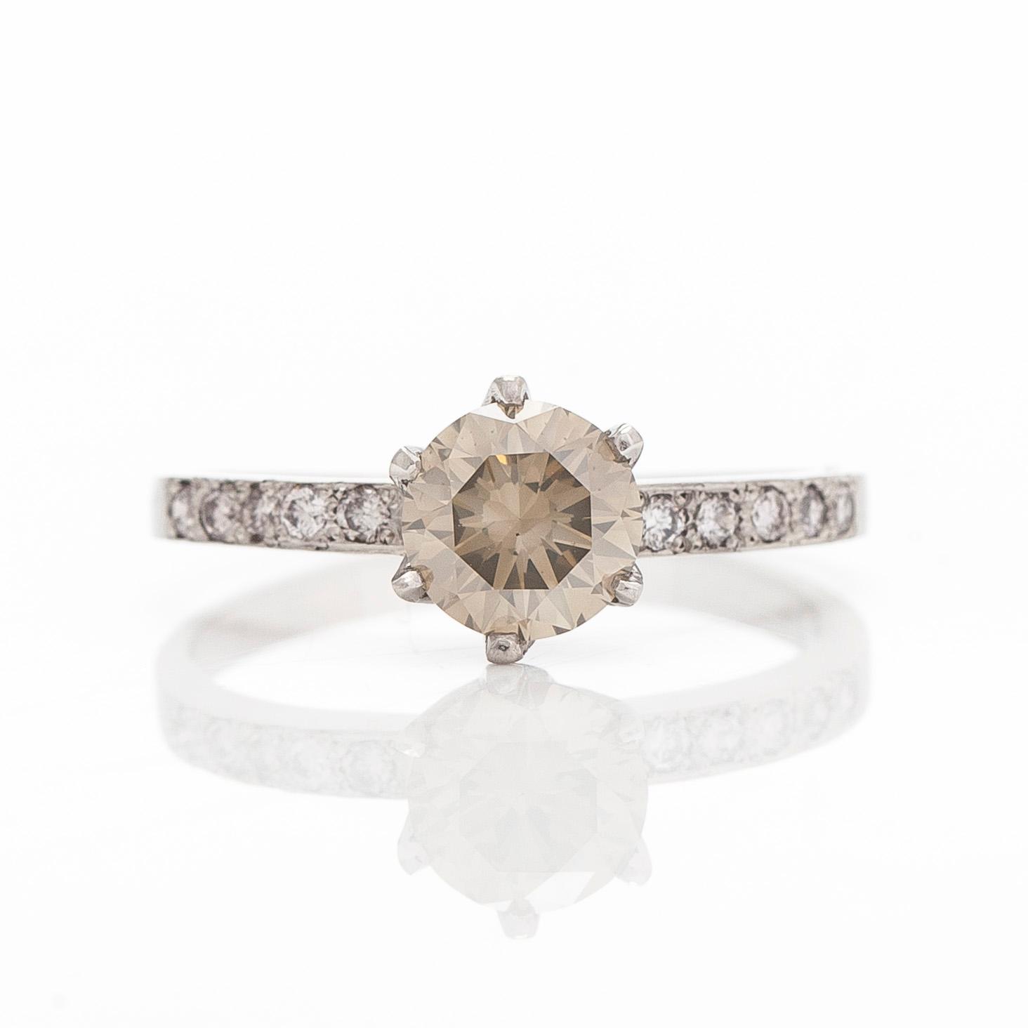 Ring, platina med en gulaktig diamant.