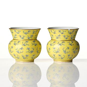 Zhadou, ett par, porslin. Qingdynastin, med Tongzhis märke och period (1862-1874).
