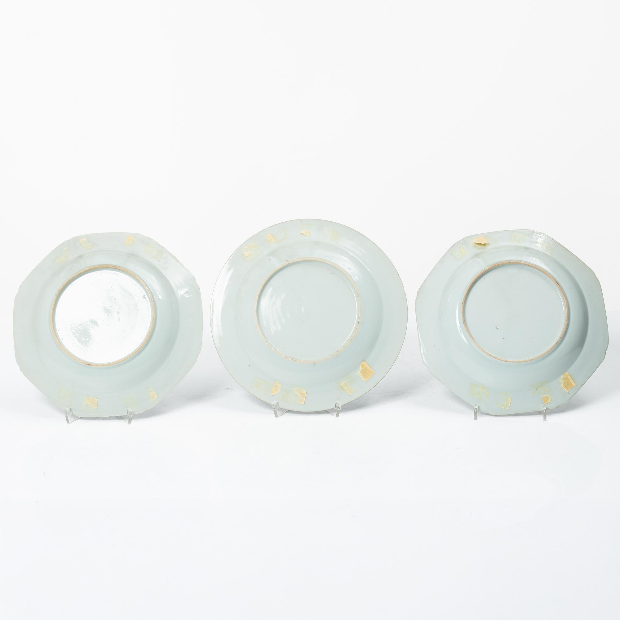 Stekfat samt tre tallrikar, kompaniporslin, Kina, Qingdynastin, 1700-tal.