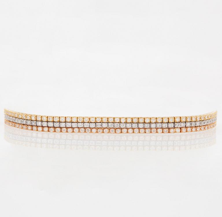 An 18K gold bracelet set with round brilliant-cut diamonds.