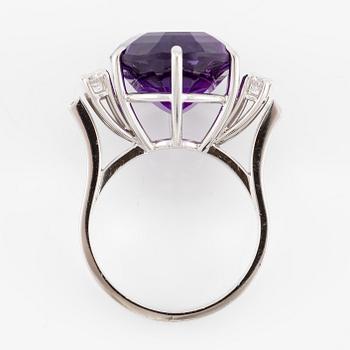 Ring 18K vitguld med en fasettslipad ametist samt runda och åttkantslipade diamanter, CF Carlman.