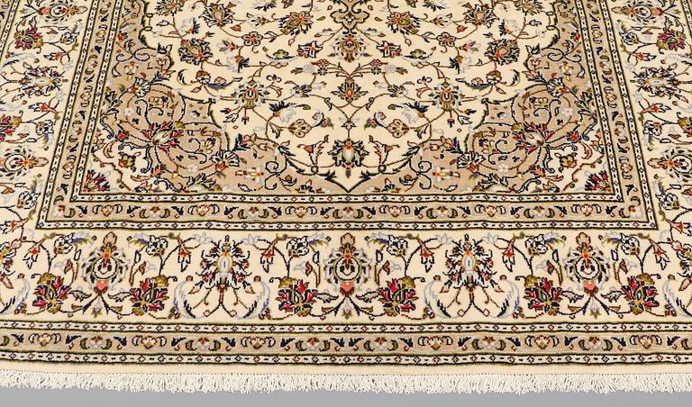 A carpet, Kashan, ca 306 x 200 cm.
