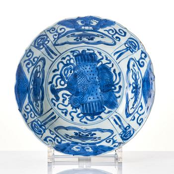 1089. Skål, 'klap-mutz', kraakporslin. Mingdynastin, Wanli (1572-1620).