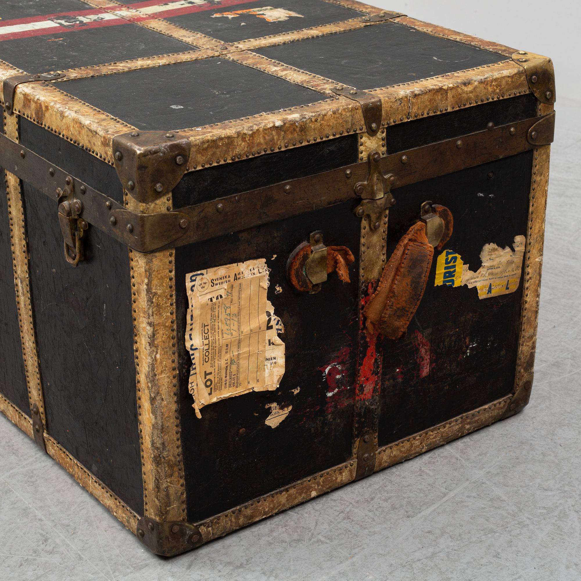 TRUNK, John Cattnach, New York, early 20th century. Signed with label.