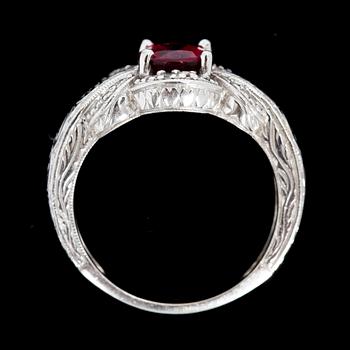 RING, 14k vitguld med små diamanter och röd Topaz. Vikt 6,7 g.