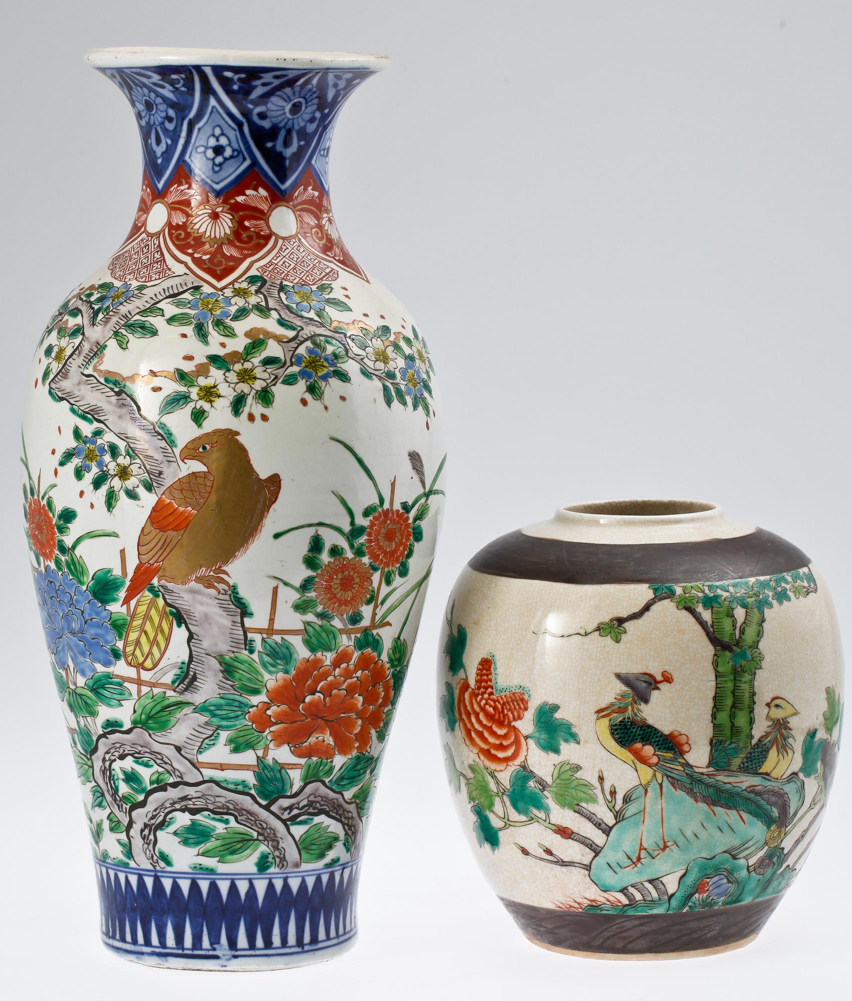 GOLVVAS SAMT BOJAN, porslin, Japan, 1900-talets första hälft.