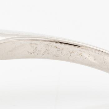 Ring med safir och triangelslipade diamanter.