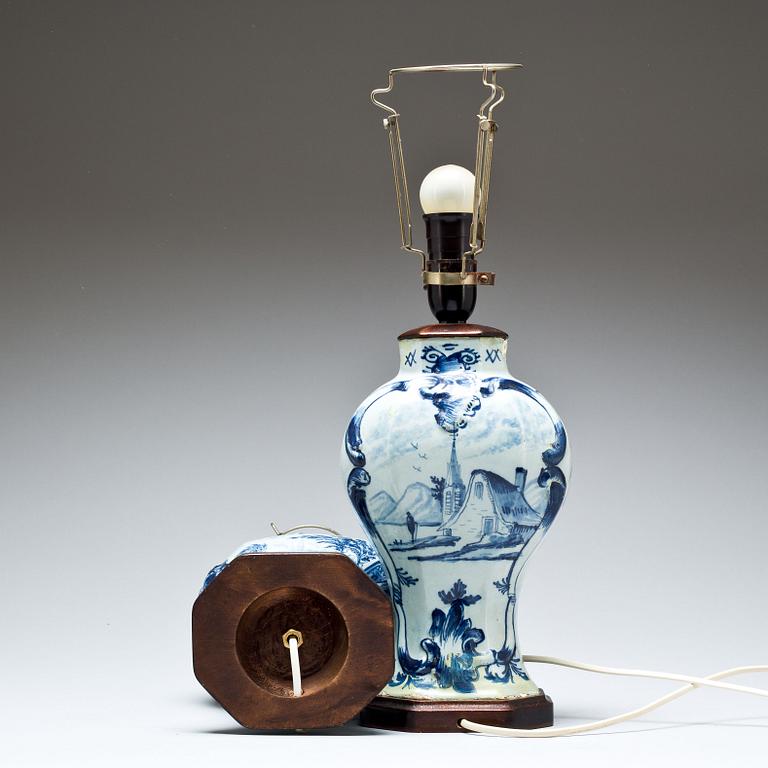 BORDSLAMPOR, ett par, fajans. Delft. 1800-tal.