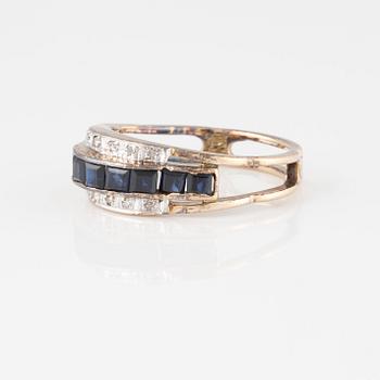 RING, med fasettslipade blå safirer samt åttkantslipade diamanter.