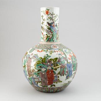 A large Chinese famille verte globular shaped vase, late qing dynasty, around the year 1900.