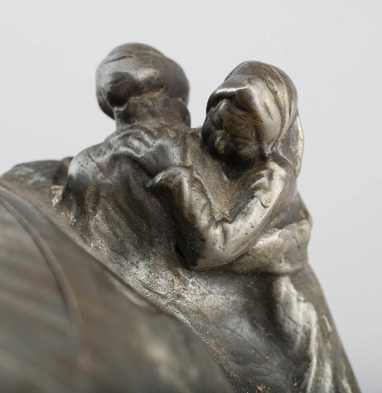 TERRIN MED LOCK,
tenn, Aron Jerndahl, Schreuder & Olsson, Stockholm, signerad och daterad 1903, tillverkad 1950.