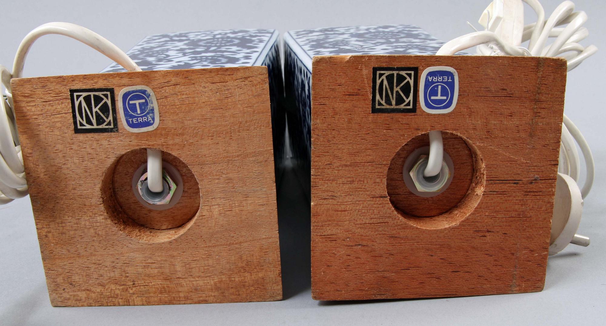 BORDSARMATURER, ett par. Porslin, inköpta NK.