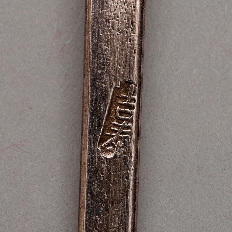 SKEDAR (9+1+3), silver. Delvis genombruten dekor av fjärilar och fladdermöss. Sen Qingdynastin (1644-1912).