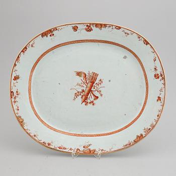 A serving dish, Qing dynasty, Qianlong (1736-95).