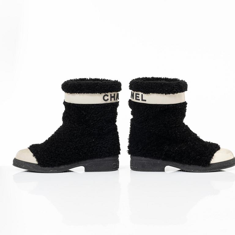 Chanel, "Coco Neige Shearling Boots", storlek 37.