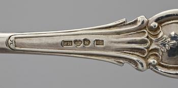 GRÄDDKANNA samt SÅSSLEVAR, 2 st, silver, bl a William Lyon, Göteborg, 1800-tal. Vikt 385g.