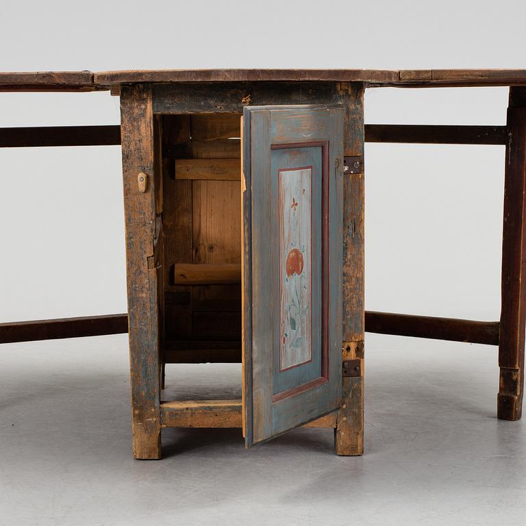 A painted pine gate leg table, 19th Century.