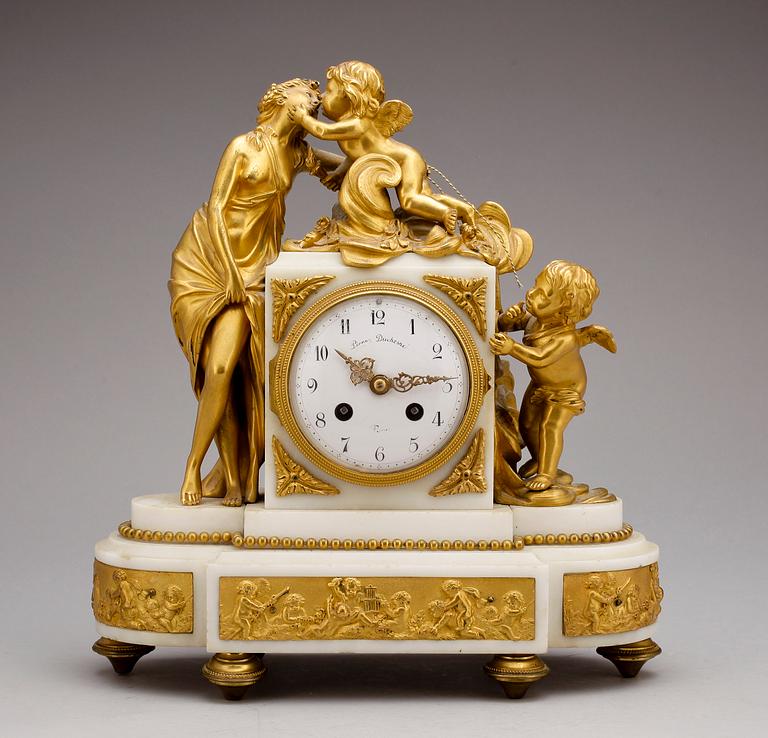 BORDSPENDYL, marmor och förgylld brons, märkt Pierre Duchesne, Louis XVI-stil, Frankrike, 1800-tal.