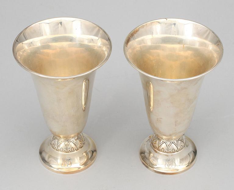 VASER ett par, silver, Finska stämplar, 1939. Total vikt ca 243 g.