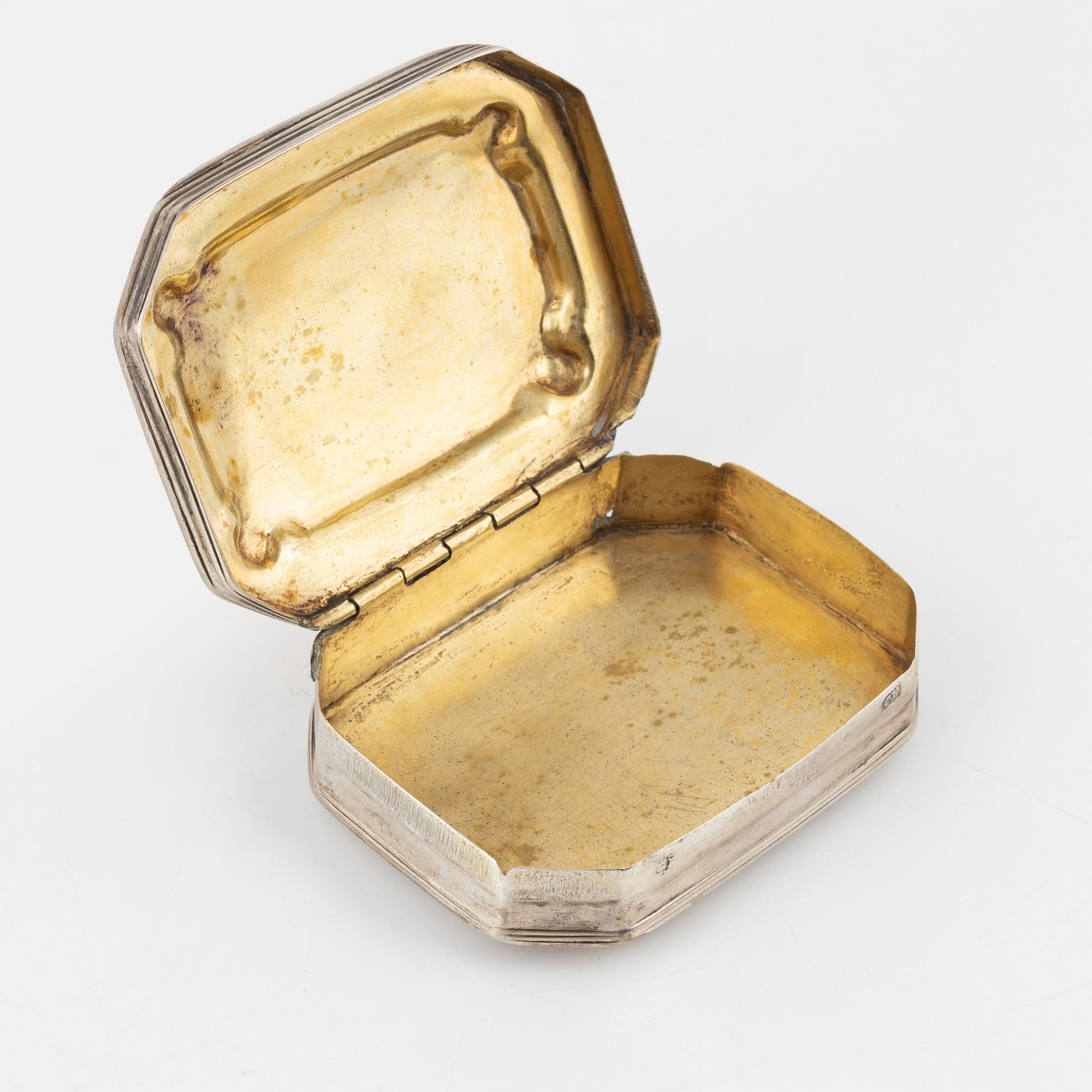 Dosa, silver, otydlig mästarstämpel, möjligen för Conrad Klepperbein, (verksam i Malmö 1695-1710) .