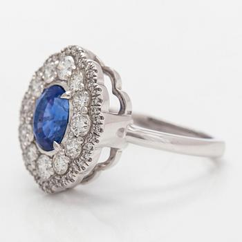 Ring, platina med en oval obehandlad safir, Sri Lanka, och briljantslipade diamanter. GRS-sertifikat.