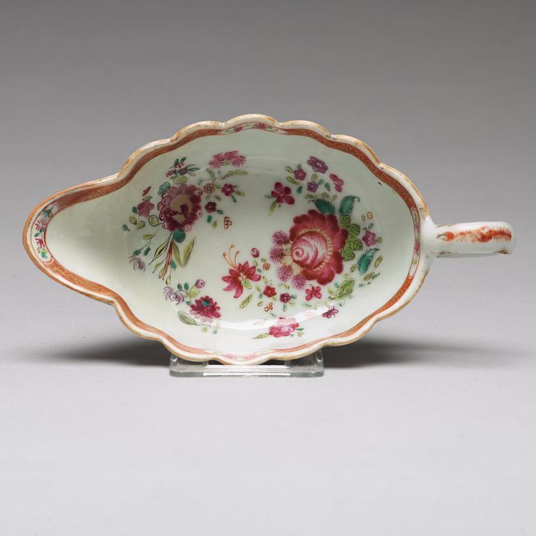 A pair of export porcelain famille rose sauce boats, Qing dynasty, 18th century.