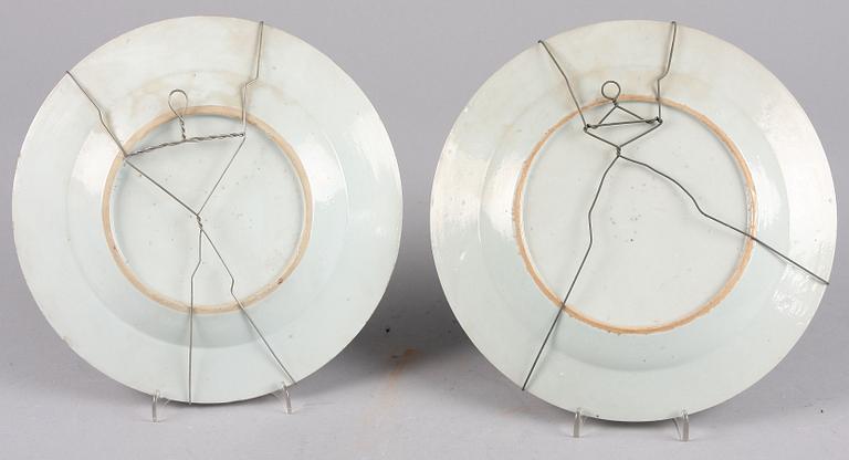 TALLRIKAR, 2 st olika, porslin, Kina, 1700-tal.