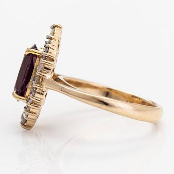 A 14K gold ring with an unheated spinel approx. 2.85 ct and diamonds totalling approx. 0.83 ct.