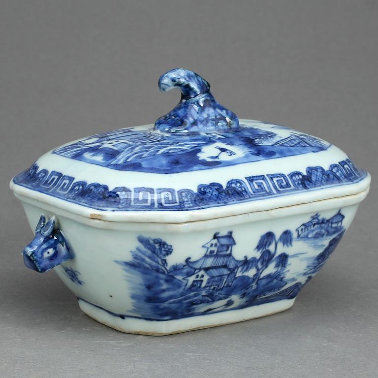 SMÖRTERRIN, porslin Kina, Qingsynastin Qianlong (1736-1795).