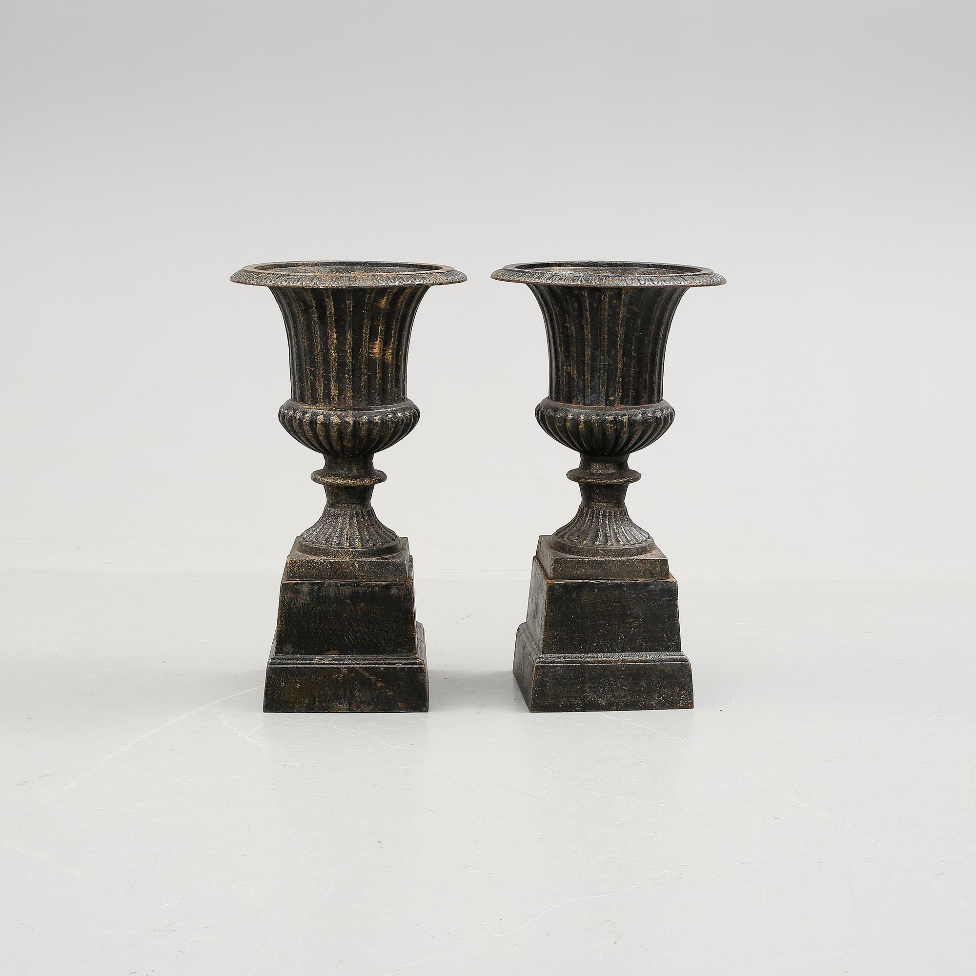 TRÄDGÅRDSURNOR, ett par, gjutjärn, 1800/1900-tal.