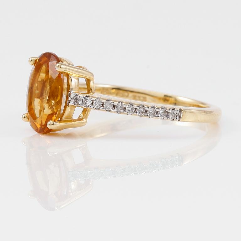 RING, 18K guld, diamanter tot ca 0.16 ct. och citriner tot ca 2.12 ct.