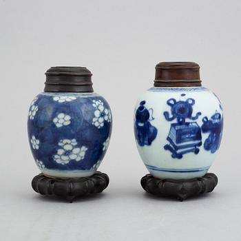 Two blue and white tea caddies, Qing dynasty, Kangxi (1662-1722).