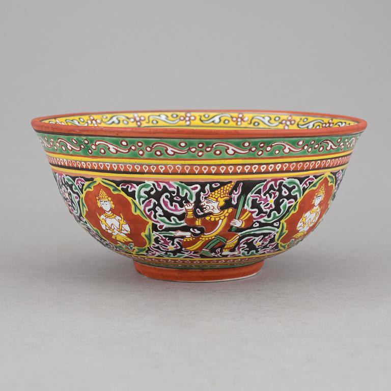 SKÅL, stengods, Bencharong, Kina, 1900-tal.