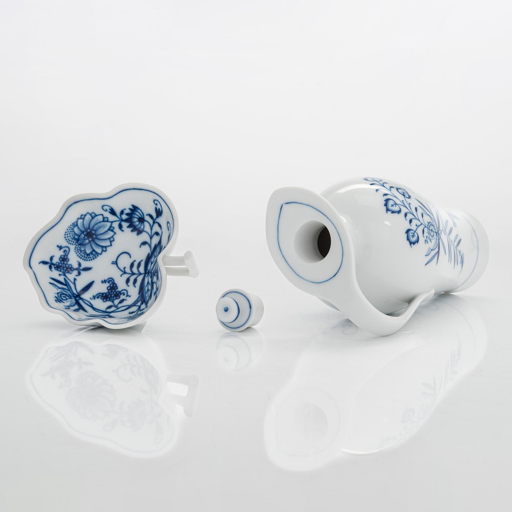 A set of 4 porcelain service pieces, "Onion pattern/Zwiebelmuster", Meissen and Teichert-Werke in Meissen, Germany.