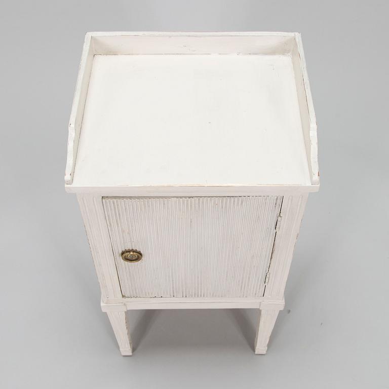 Nattduksbord/sängbord, gustaviansk stil, omkring 1900.