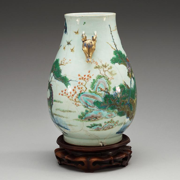 A wucai vase, Qing dynasty, with six charakter Qianlong mark.