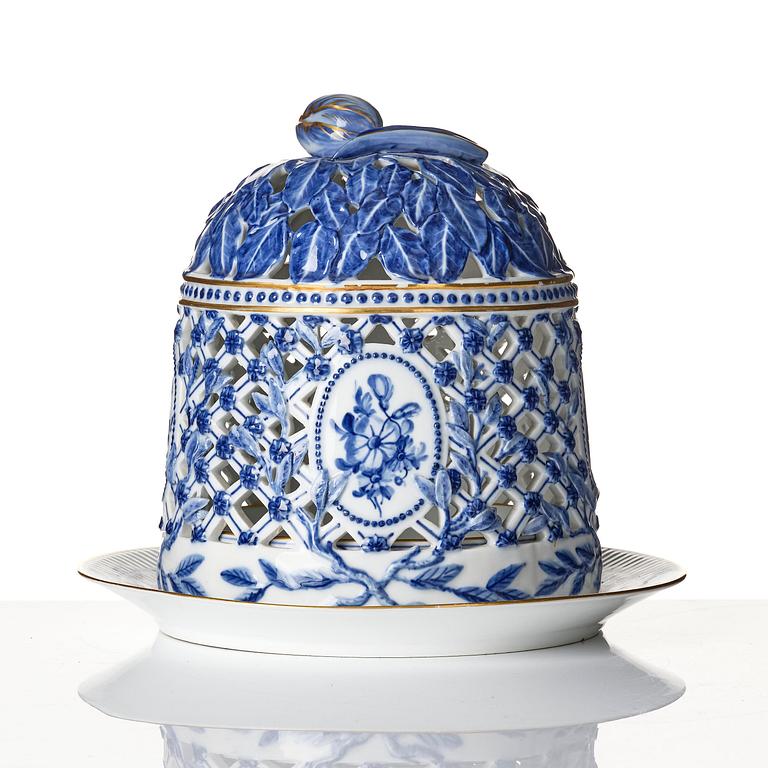 A Royal Copenhagen 'Musselmalet' / 'blue fluted full lace' Ice-cream bell, Denmark, 1893-1900.