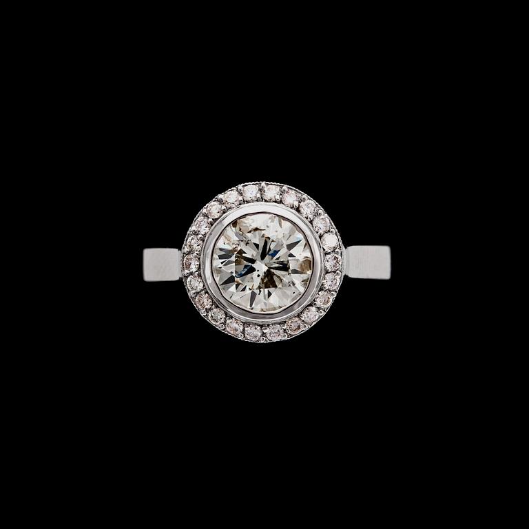 RING, briljantslipad diamant, ca 2.20 ct, samt briljantslipade diamanter, tot. ca 0.40 ct.