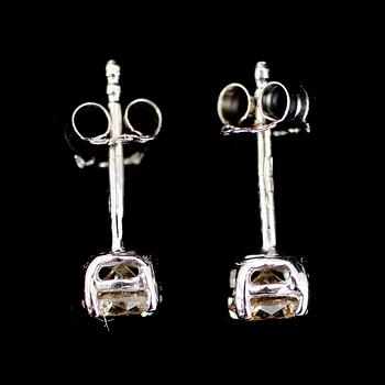 ÖRHÄNGEN, 1 par, 14 k vitguld, briljantslipade diamanter tot ca 0,75 ct.