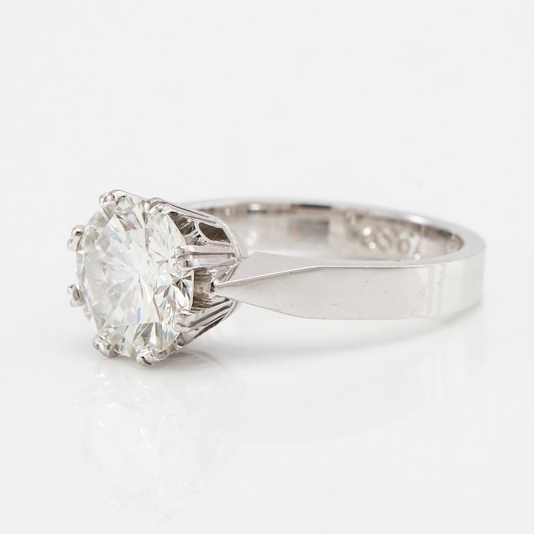 A solitaire 18K white gold ring set with a round brilliant-cut diamond, Lennart Alvebris Uppsala 1989.