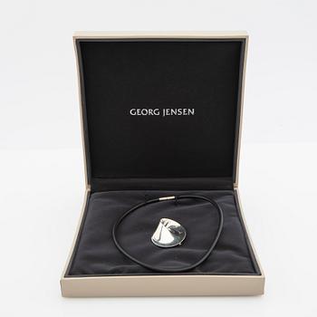 Vivianna Torun Bülow-Hübe, Hängsmycke/brosch, "Möbius", samt gummicollier, för Georg Jensen, Danmark.